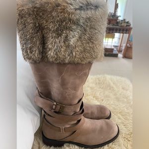 Fur trimmed boots size 9, tan
